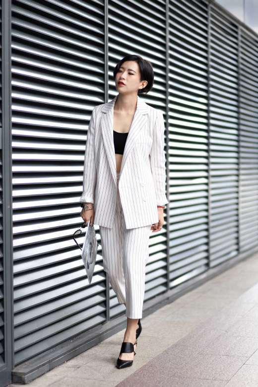 搭配推荐：1、DKNY 缎布边饰弹力羊毛绉纱塔士多西装式外套 2、Protagonist 条纹真丝斜纹布中长半身裙 3、Ashish 亮片装饰真丝乔其纱短款吊带背心 4、Mark Cross Grace 迷你搪瓷镀单肩包 5、Nicholas Kirkwood Beya 皮革尖头平底鞋