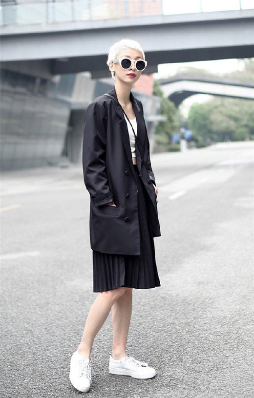 搭配推荐：1、DKNY 缎布边饰弹力羊毛绉纱塔士多西装式外套 2、Protagonist 条纹真丝斜纹布中长半身裙 3、Ashish 亮片装饰真丝乔其纱短款吊带背心 4、Mark Cross Grace 迷你搪瓷镀单肩包 5、Nicholas Kirkwood Beya 皮革尖头平底鞋