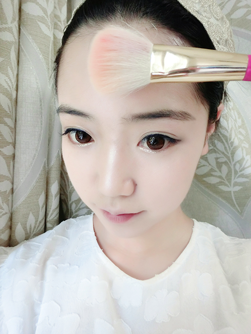 想要肤白貌美 画红唇妆就可以