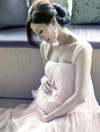 注意事项二：拍摄时尽量不要给孕妇做指甲美容，最好给孕妇淡妆。服装和道具也自己带。