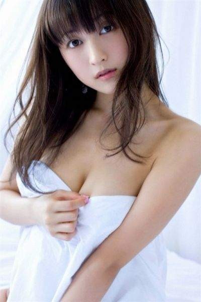 憧憬的前辈是同事务所的深津绘里 曾经共演过写实版的美少女战士当中就属北川景子跟海咪咪的~小松彩夏最受闻西青睐了!!!选了好看的小松彩夏写真连发来了～