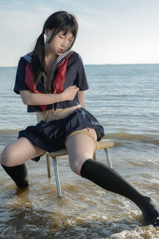 底下这是她最近在网路上发售的新写真，这部作品的名字叫「探索南半球」这次的主题可以说相当的日式，我们可以看到写真书中叉魅穿着日本的制服、体育服出现，而且除了表现青春扎起双马尾之外~也在里面五花大绑玩起了束缚play等等的主题