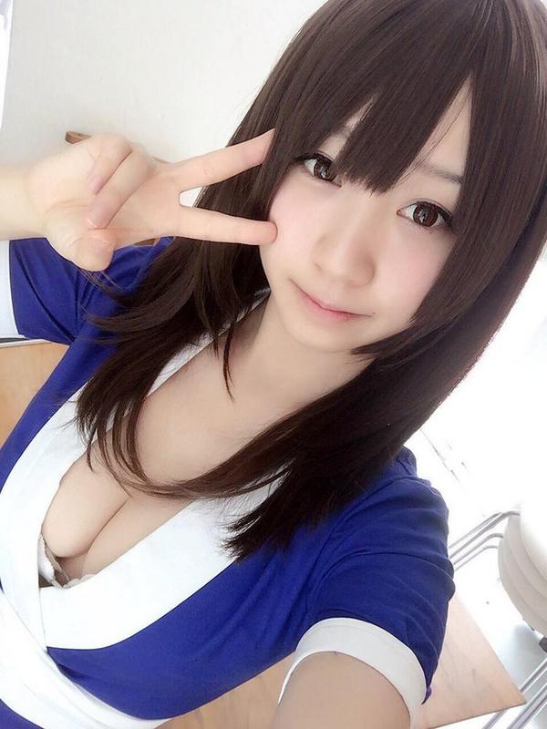被誉为“日本最清纯胸器coser”的伊织萌(伊織もえ)，在11区，伊织萌算是十分勤劳的COSER之一，因在漫展COS《DOA》系列胸器女主霞而成名。最近呢，她又晒出了三张试穿“黄金比基尼”的新照，福利满满，有网友表示：穿这么少还不害羞呢?接下来就让我们一起看看吧!