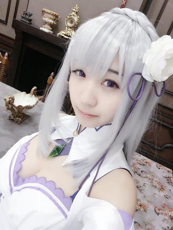 被誉为“日本最清纯胸器coser”的伊织萌(伊織もえ)，在11区，伊织萌算是十分勤劳的COSER之一，因在漫展COS《DOA》系列胸器女主霞而成名。最近呢，她又晒出了三张试穿“黄金比基尼”的新照，福利满满，有网友表示：穿这么少还不害羞呢?接下来就让我们一起看看吧!