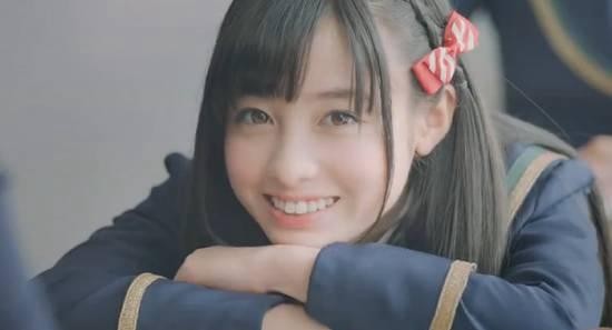 1999年2月3日出生于日本福冈县，日本歌手、演员，偶像团体Rev. from DVL成员，有天使般容貌的偶像桥本环奈的一张照片惊艳网络。日本媒体盛赞她为千年难得一见的偶像，有不少网友惊呼：“力压国民偶像AKB48”、“完胜二次元”，就连原SKE48成员松井玲奈也曾称赞她“好可爱！让我有了活下去的动力！”