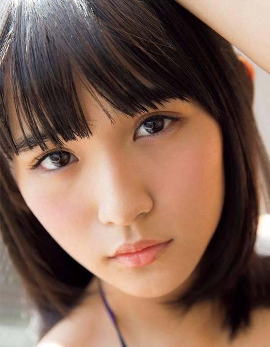 “千年一遇的童颜巨乳”——浅川梨奈 　　SUPER☆GiRLS成员浅川梨奈被称为“千年一遇的童颜巨乳”，标题一出便在网络上引起巨大话题。圆溜溜的大眼睛看起来十分可爱，再加上F cup的身材(推定)，这一“童颜巨乳”的设定简直让众多网民把持不住。 　　在被冠上这一头衔后，浅川妹子也在自己的博客上表示“自己也跻身千年一遇系列当中了呢”。