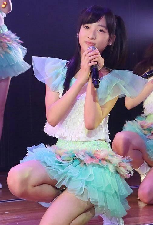 “两万年一遇的美少女”——小栗有以 　　既然有了“一万年”，就一定会有“两万年”。AKB48 Team8成员小栗有以，获此殊荣。小栗有以在被AKB的狂热饭日本原足球队成员岩本辉雄指名后一夜爆红。
