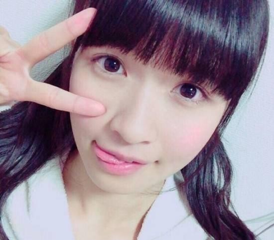 “三百万光年一遇的美少女”——百川晴香 　　来了来了，这位Ru:Run偶像团体队长百川晴香终于脱离时间限制，走入光年。因在特摄片中饰演超人力霸王，而这一角色距离地球三百万光年之遥，因此就自然被日媒冠上“三百万光年一遇的美少女”称号。