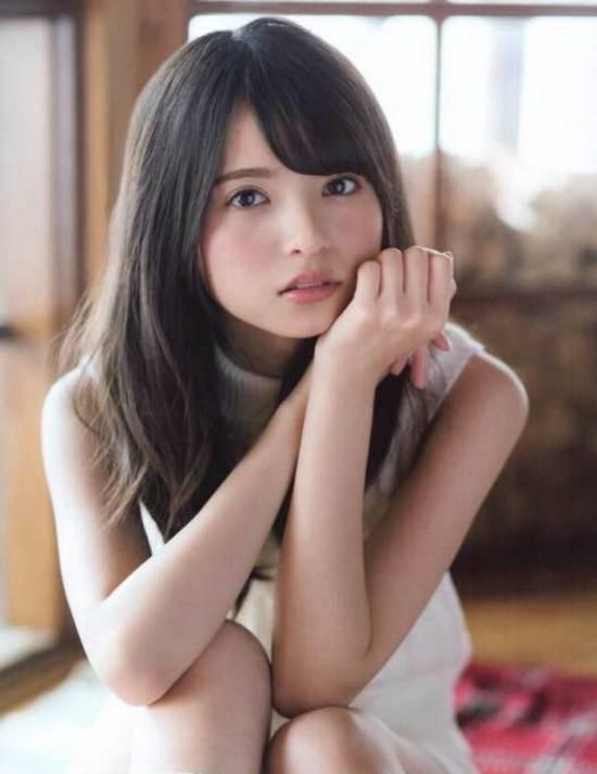 被神选中的美少女”——斋藤飞鸟 　　斋藤飞鸟，乃木坂46的成员之一，《CUTiE》杂志的专属模特。东京出身，生日是1998年8月10日。 　　2015年6月在网上掀起热门话题。被认为是“被神选中的美少女”，甚至比4000年一遇的美少女还美。也被网友评价说像是漫画里走出来的女生，十分可爱。
