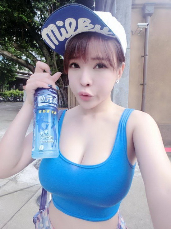 抱着碰碰运气的心态软妹君查了下这个妹子的Facebook，发现果然是波涛胸涌，连衣服都快包不住了啊！往前翻了翻照片，没想到还意外找到了牛奶儿妹子当游戏ShowGirl时的一张照片，看来她与游戏也是颇有渊源。除了晒出的一些新照外，软妹君还发现她晒出了自己等比例的大抱枕，真是福利满满啊，只不过不知道在哪能买到，咳咳，还是一起来欣赏下牛奶儿妹子分享在Facebook上的美照吧！