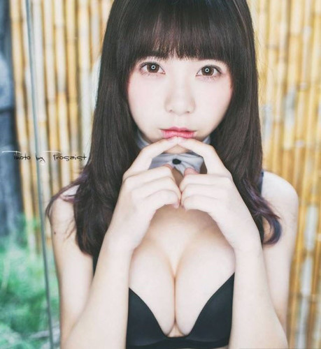 今天要为大家分享的是一位来自台湾的正妹——Tiny。Tiny是个文青类型的正妹，喜欢发鸡汤……但是她却有着稚气的脸庞和令人流口水的上围，是个标准的童颜巨乳，加上一双会笑的眼睛和可爱的双马尾，仿佛是漫画里走出的人物。相信已经萌翻了不少网友。