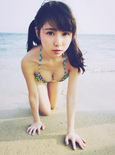 今天要为大家分享的是一位来自台湾的正妹——Tiny。Tiny是个文青类型的正妹，喜欢发鸡汤……但是她却有着稚气的脸庞和令人流口水的上围，是个标准的童颜巨乳，加上一双会笑的眼睛和可爱的双马尾，仿佛是漫画里走出的人物。相信已经萌翻了不少网友。