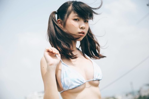 Tiny今年22岁，还在读大学，是个喜欢拍照的妹子，平时会在直播平台上进行直播，也非常喜欢看漫画。下面就来欣赏一下这位正妹的美照吧。