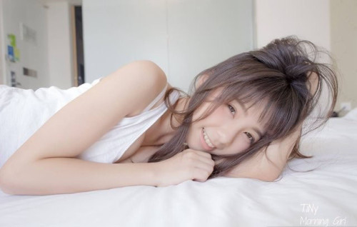 Tiny今年22岁，还在读大学，是个喜欢拍照的妹子，平时会在直播平台上进行直播，也非常喜欢看漫画。下面就来欣赏一下这位正妹的美照吧。