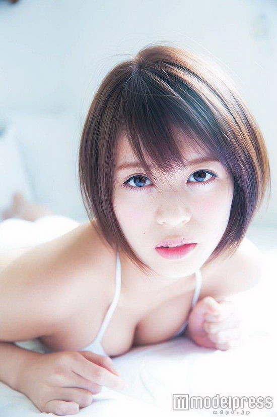 今天要跟大家分享的是一位来自日本有福冈奇迹妹之称的吉崎绫，话说大家能不能猜到她是哪里混哪里的呢？其实单从脸形外貌上还真的很难判断出来呢，好啦公布答案她父亲是日本人，但母亲是菲律宾及西班牙混血，所以在三方加持下才有了这么可爱与特别的脸蛋