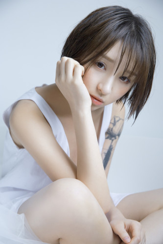 大家好，又到了为大家介绍妹子的时间了，今天要为大家介绍的是一位元气满满的游戏showgirl阿珉，阿珉在今年的ChinaJoy上也有很好的表现。 虽然妹子是日系风格的清新少女，但是也能看出阿珉有着衣服好身材哦。除此之外，阿珉还是一个LOL老玩家，从S3赛季就开始玩了，而且阿珉游戏非常认真， 还会在团战结束时分析为什么会失误，最喜欢的职业是奶妈类。