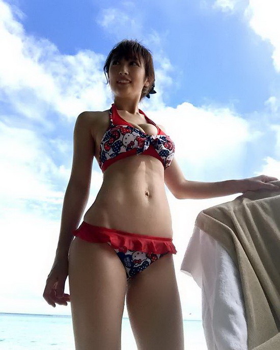 　以性感身材与最强美乳闻名的元祖级写真女星熊田曜子，现在是拥有两个宝贝女儿的人妻，产后复出所发行的写真DVD《Rebirth》正热烈贩售中。近日 她也不断在instagram上公开拍摄的现场花絮，其中一张红色比基尼照，让网友们看了大喷鼻血，少少的布料根本遮掩不住她的澎湃美乳，被大赞根本是海 贼王「娜美」等级的爆乳现身，看来女性产后会再次发育的传言是真的……