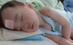 宝宝一发烧妈妈就焦虑，要吃药吗，要去医院吗，到底该怎么办？