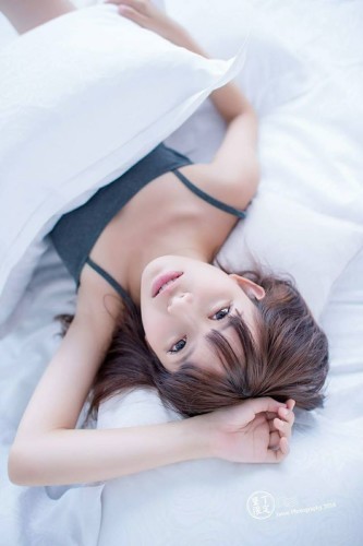 又到了为大家分享妹子的时间了！今天要为大家介绍的是一位来自台湾的正妹林妤臻。林妤臻昵称Yunni，目前就读于淡江大学国际企业系，自幼学琴，才色兼俱，被同学封为“明星撞脸达人”，有人认为她长得像陈妍希，也有人说像小1号的林志玲，许多宅男网友则直呼她是“淡江史上最正妹”！