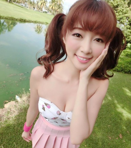 又到了为大家介绍妹子的时间了！今天要为大家介绍的呢，是一位来自台湾的D乳正妹成语荞。成语荞是台湾模特兼艺人，也是一位爱打游戏的美女玩家哦。长相清纯可人的她不仅有着36D的傲人身材，还有着完美的腰臀比，身材非常性感，与韩国一线女主播比起来也是丝毫不逊色，成为了许多宅男心中的女神。