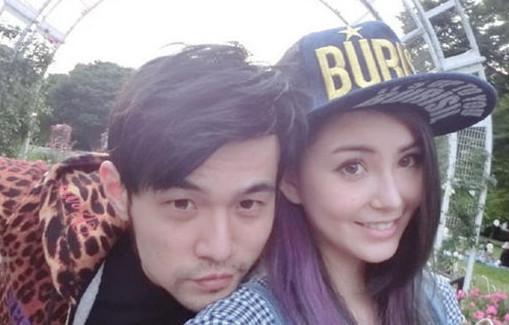 周杰伦为爱妻揉肩推拿 专家：孕妇别乱按肩井穴