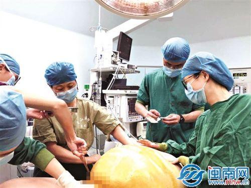 孕妈妈体重250斤，剖宫后医生都找不到胎儿! 孕期过胖有哪些坏处