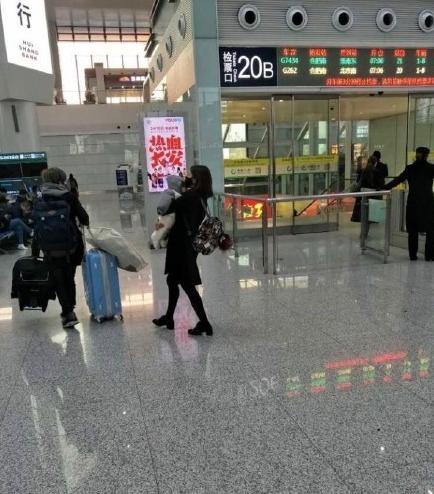 陈妍希抱娃照漏出，网友：姿势醉了！宝宝怎么抱？