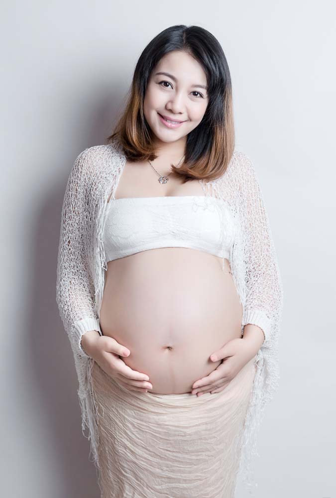孕妇唯美居家写真艺术照
