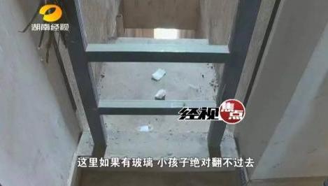 2岁女童被熊孩子关进电梯坠楼身亡 2岁女童被熊孩子关进电梯坠楼 5岁男孩将女童关电梯谁负责