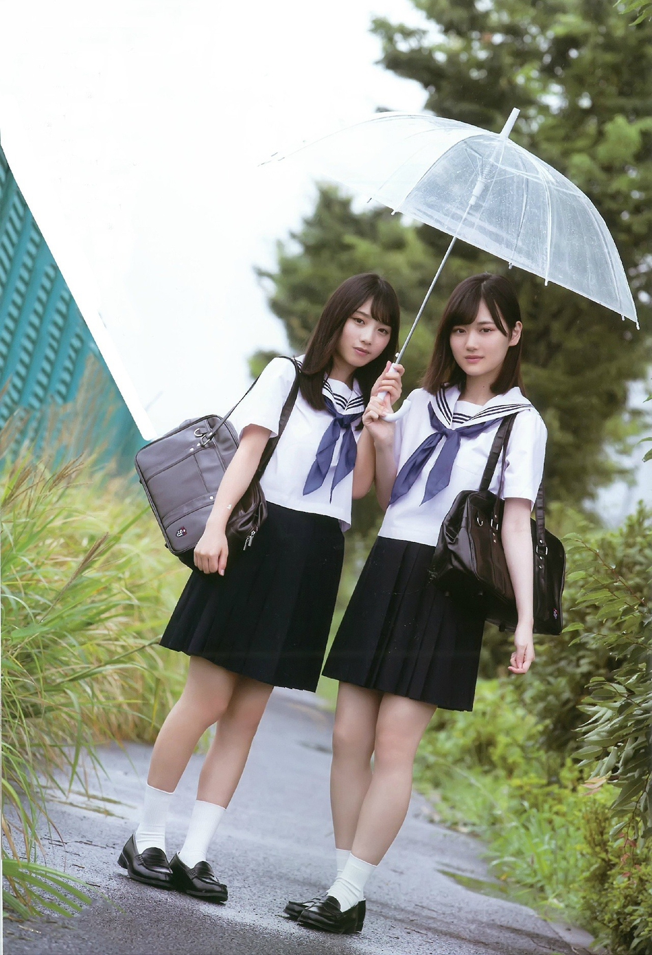 与田祐希、山下美月身穿学生制服
