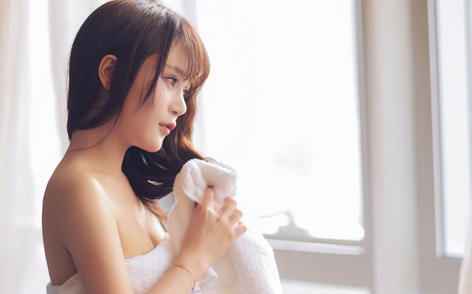 柠檬少女居家写真，她身穿纯洁白衣犹如天使，微湿的发丝尽显小女人娇媚。