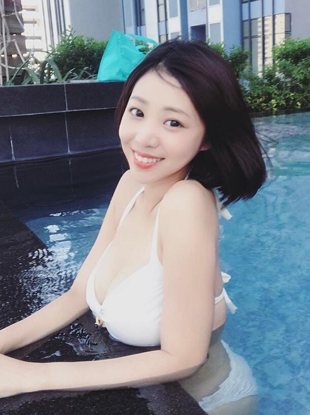 保险业务员正妹舒舒和朋友的合照，果然球以类聚呀