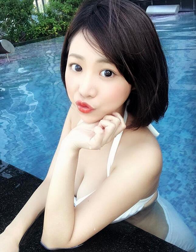 保险业务员正妹舒舒和朋友的合照，果然球以类聚呀