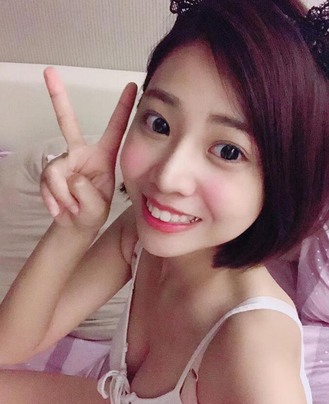保险业务员正妹舒舒和朋友的合照，果然球以类聚呀