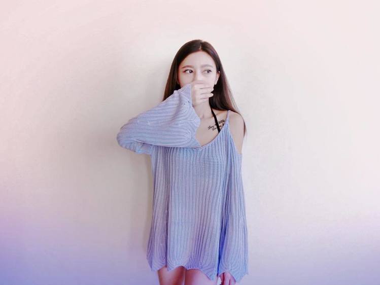 会玩电动的女生94赞！大眼正妹露出真面目揪人玩LOL瞬間......