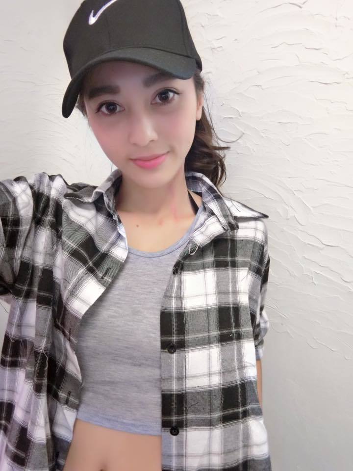 会玩电动的女生94赞！大眼正妹露出真面目揪人玩LOL瞬間......