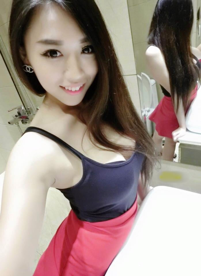 肩帶掉出！露出雄伟的巨乳正妹 ..意图使人受不了！