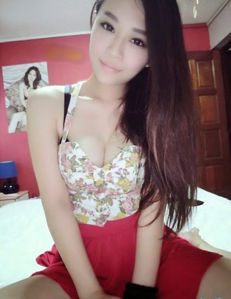 肩帶掉出！露出雄伟的巨乳正妹 ..意图使人受不了！