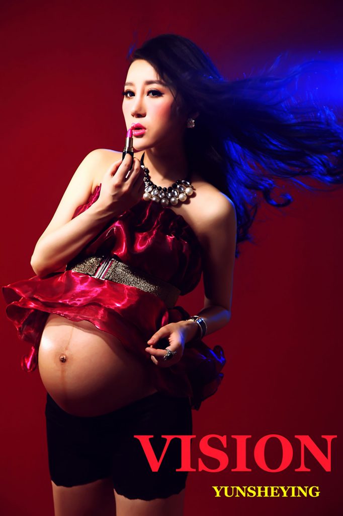 杂志封面美女孕妇艺术照