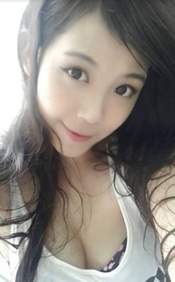 吃个饭把长辈请上桌这样对吗？正妹白天辣晒比基尼晚上穿回衣......