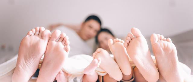 爸爸有乙肝，会传染给孩子和老婆吗？