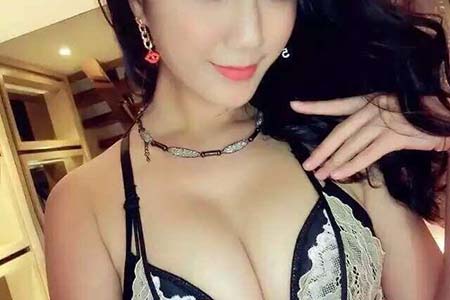想要丰胸的女性,要学会精油按摩的正确手法