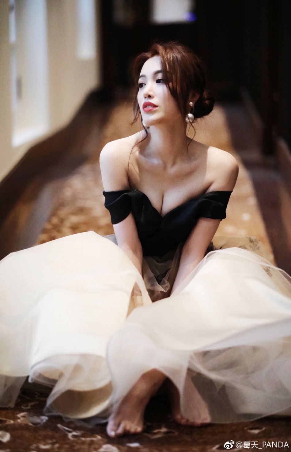 越来越美！刘翔前女友葛天性感亮相 深V晒事业线超吸睛