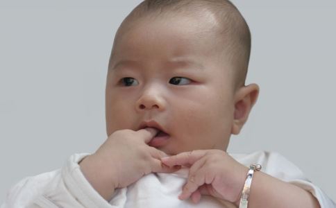 宝宝摸私处 宝妈们该如何应对？