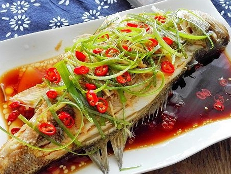 清蒸鲈鱼正宗做法 清蒸鲈鱼的家常做法