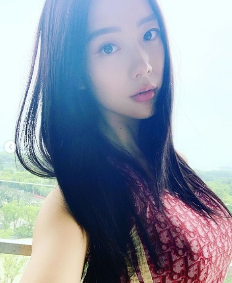 韩国女艺人Clara近日在社交网站发布一组款式各异的泳装照，展示了其性感火爆的身材。