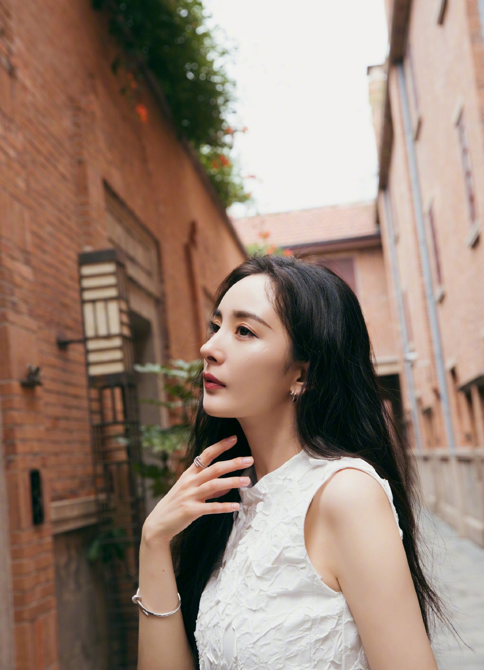 7月20日，著名演员杨幂的一组写真曝光。照片中，杨幂身穿紧身连衣裙，坐竹椅上大摆S型诱人身姿，纯白裙边仅仅盖住了大腿根，身材凹凸有致，一双纤长玉腿让人羡慕，容貌身材不输当年。