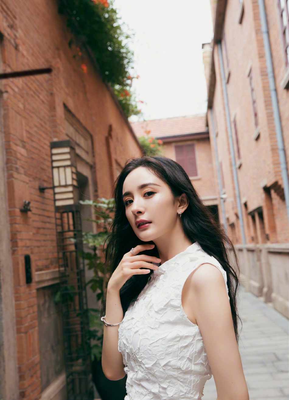 7月20日，著名演员杨幂的一组写真曝光。照片中，杨幂身穿紧身连衣裙，坐竹椅上大摆S型诱人身姿，纯白裙边仅仅盖住了大腿根，身材凹凸有致，一双纤长玉腿让人羡慕，容貌身材不输当年。