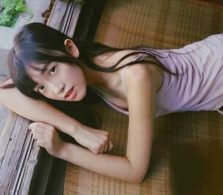 接吻时男友解我衣服:接吻时女人闭眼男人为什么不闭眼睛