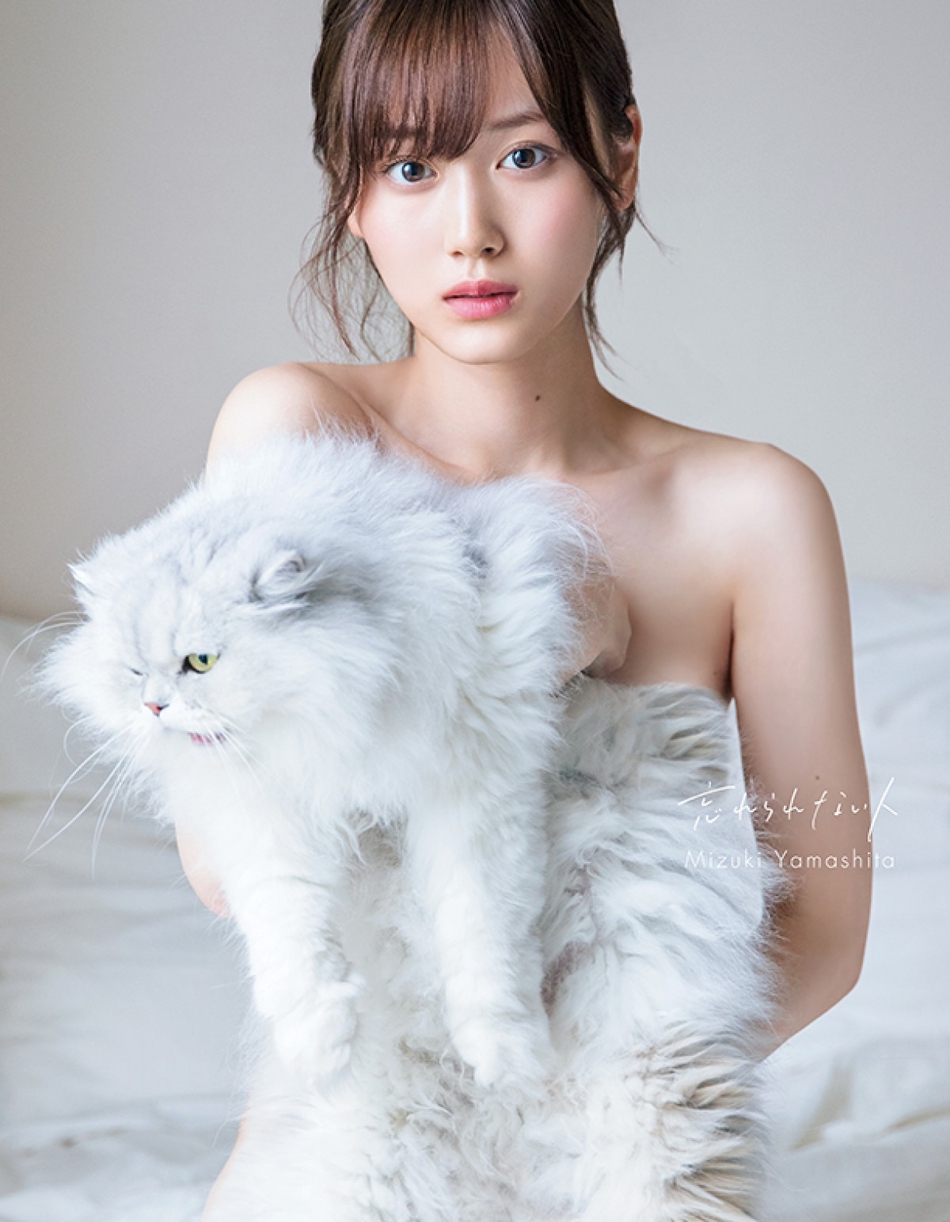 此前备受关注的乃木坂46成员山下美月首张写真集，近日公开了其中的一张泳装照。对于没有经验的山下来说，这是她人生第一次穿泳装，也是第一次拍泳装照。